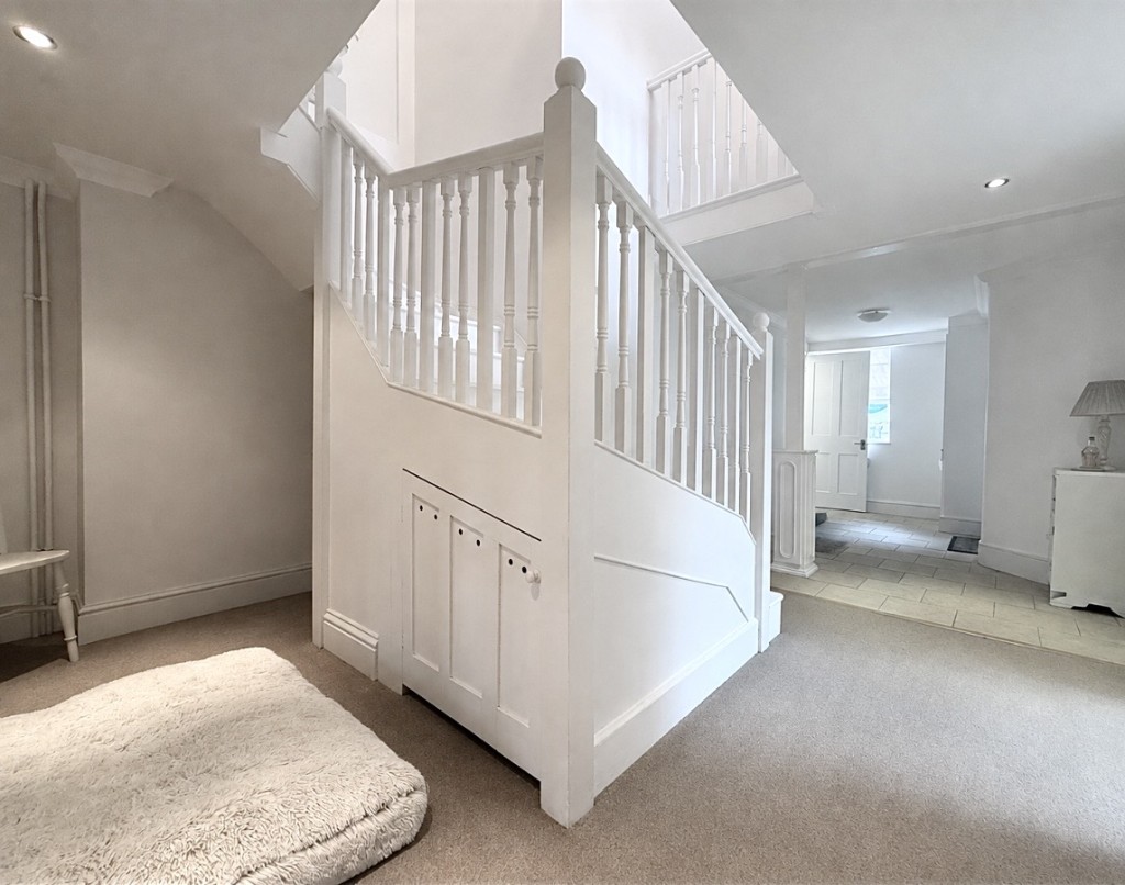 Lot: 159 - THREE-BEDROOM COTTAGE CLOSE TO TOWN CENTRE AND SEAFRONT - Inside Steps And Landing
